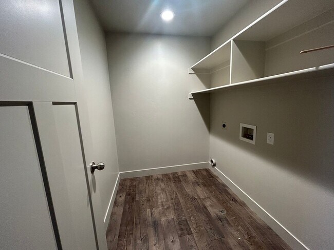 Building Photo - 3 Bedroom 2.5 Bathroom Townhome in Santaquin!