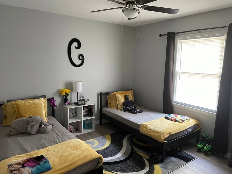 Building Photo - 3201 Crestwood Dr