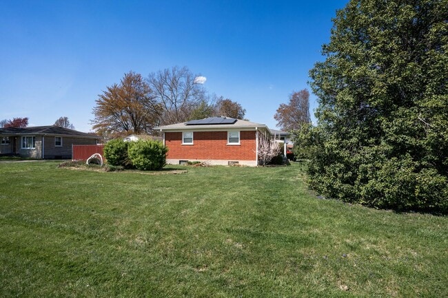 Building Photo - Welcome to this charming 3-bedroom, 2 full...