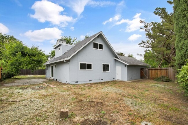 Building Photo - 4 Bedroom 2 Bathroom - Freshly Remodeled Available for Immediate Move-In