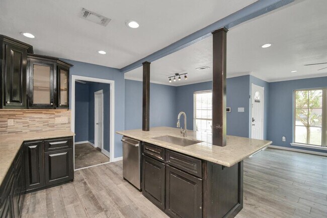 Building Photo - 1404 Briarwood Dr