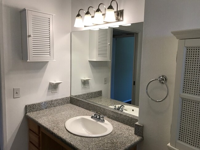 Building Photo - RENT SPECIAL - CONDO in Prime NOHO Art Dis...