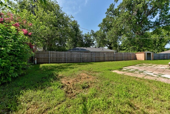 Building Photo - Fully Renovated 4 Bed, 2 Bath Just Minutes from Campus