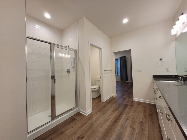 Building Photo - 820 Promenade Dr