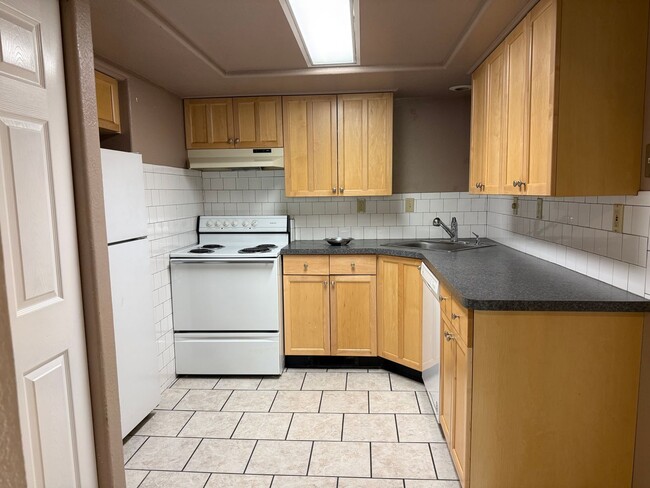 Building Photo - Well Maintained 1 Bed, 1 Bath Apartment