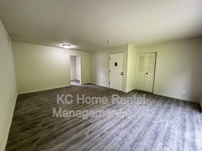 Building Photo - 8620 Countryshire Ln