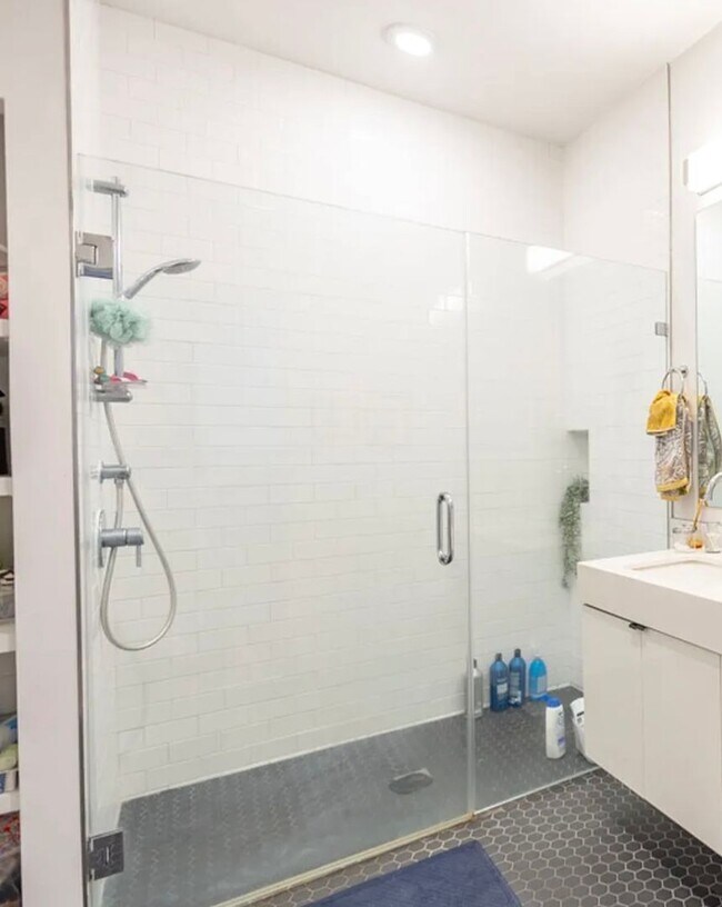 Building Photo - Top Floor 1 bed  + 1 bath Condo in DC // Fantastic Views