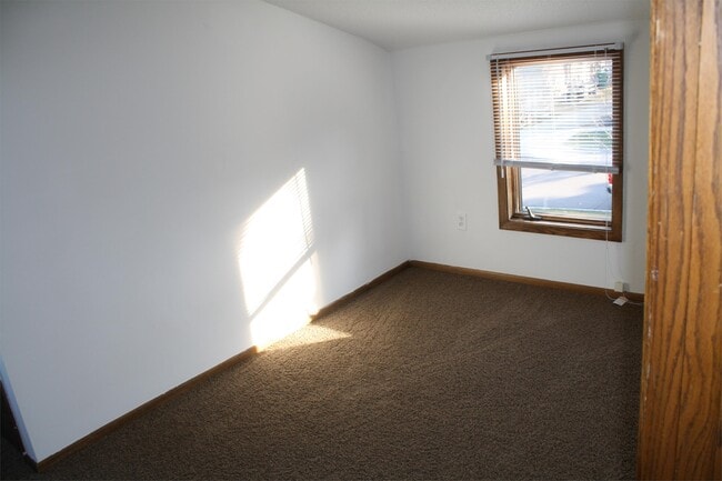 Building Photo - 118 6th St W