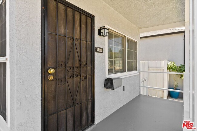 Building Photo - 820 W 98th St