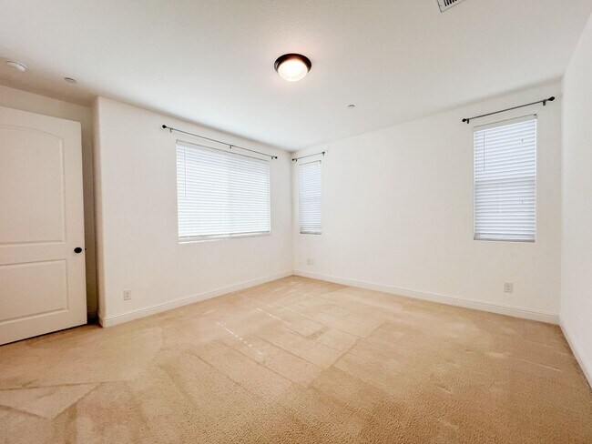 Building Photo - Spacious 4 Bd 3 Bath Home in Elk Grove