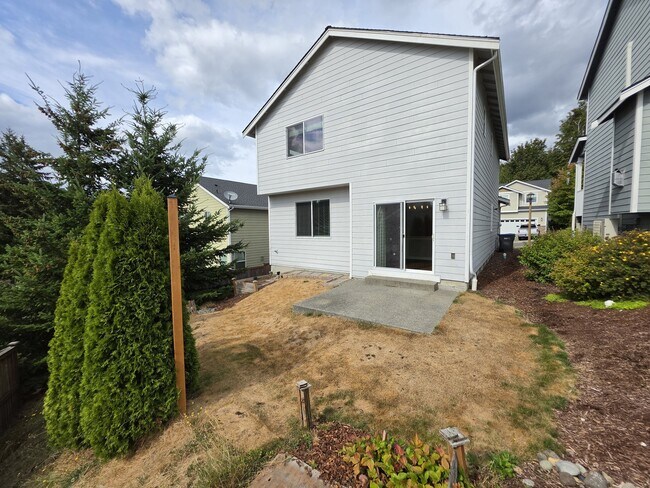 Building Photo - 736 Freedom Ct SE