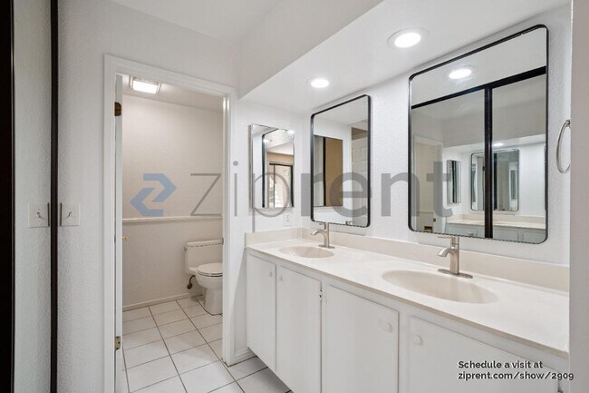 Building Photo - 25 Cove Ln