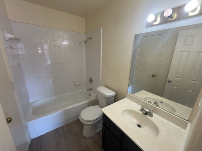 Building Photo - 5705 Greengate Dr