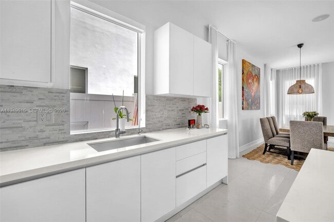 Building Photo - 7457 NW 101 Ave