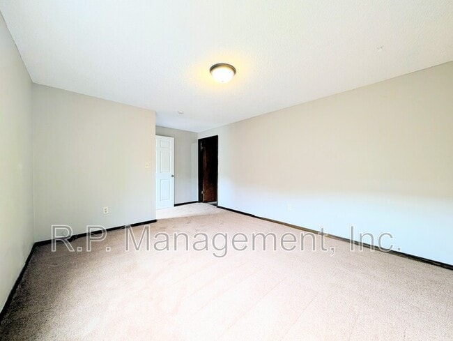 Building Photo - 170 Wentworth Ave W