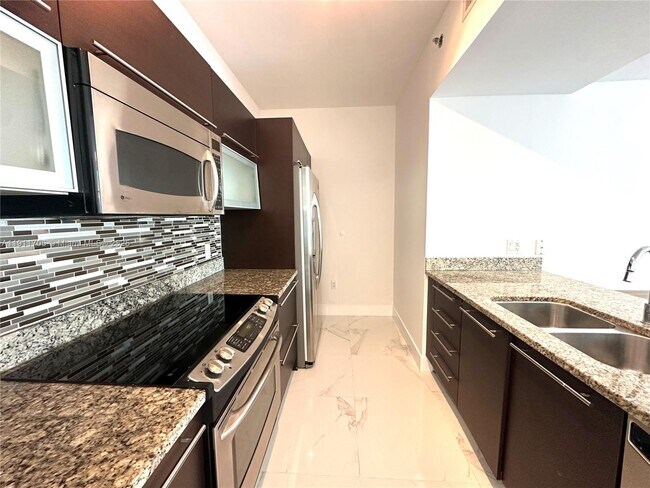 Building Photo - 951 Brickell Ave