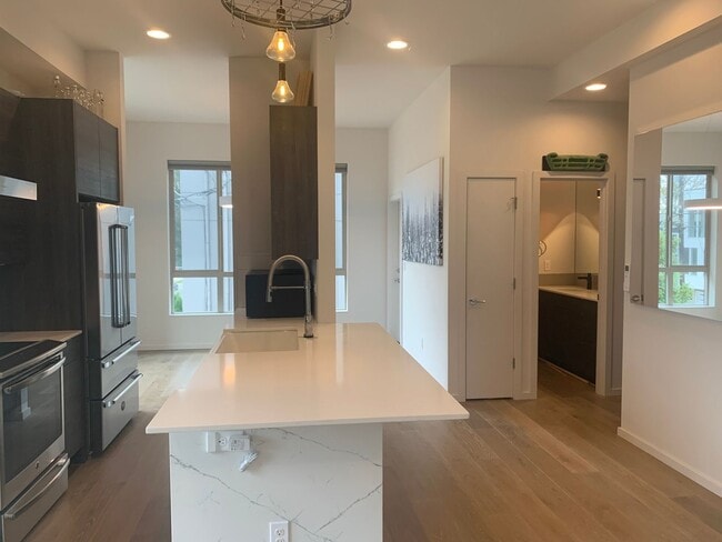 Building Photo - High End Madison Valley Row House !