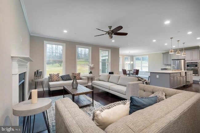 Building Photo - 1201 Regal Ln