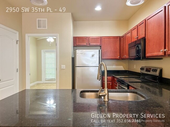 Building Photo - 2950 SW 35th Pl