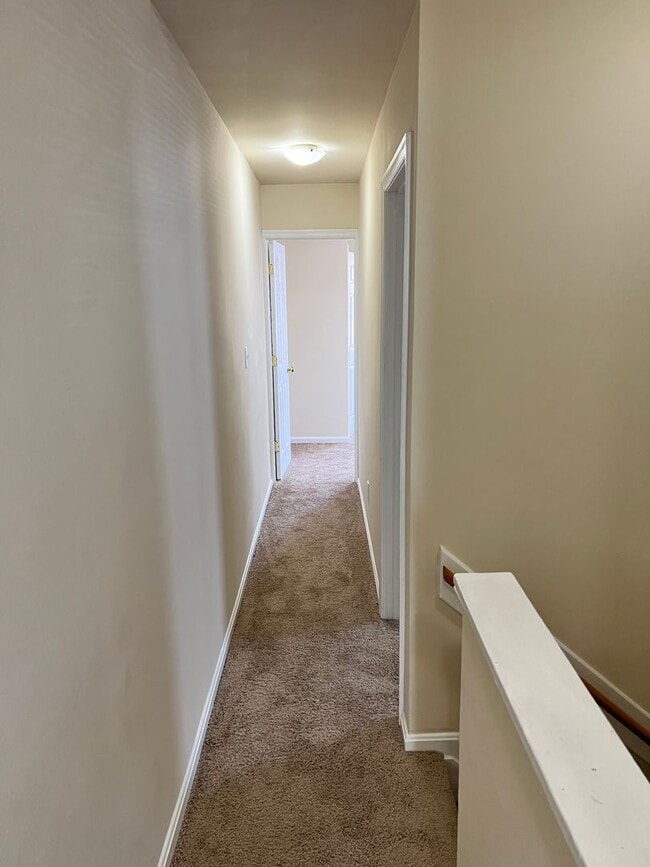 Building Photo - Charming 3BR Townhome