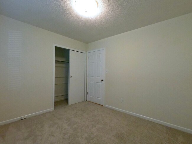 Building Photo - RANCH WITH LARGE LOT IN W. KNOX-CRESTWOOD ...