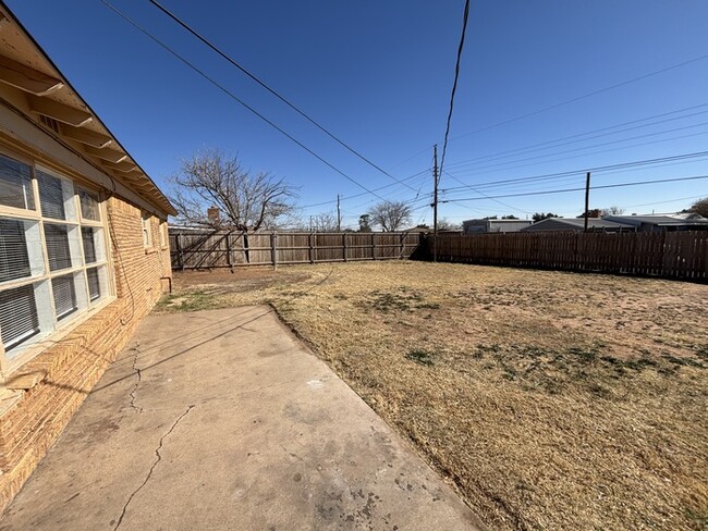 Building Photo - 3 bed 2 bath home with 1 car garage