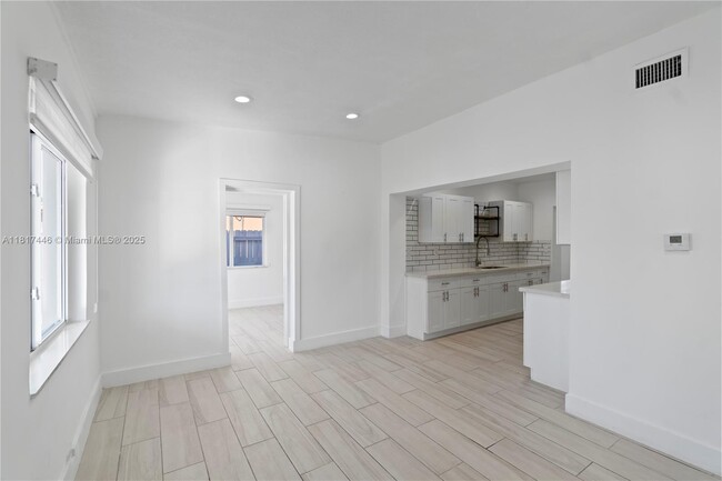 Building Photo - 641 E 44th St