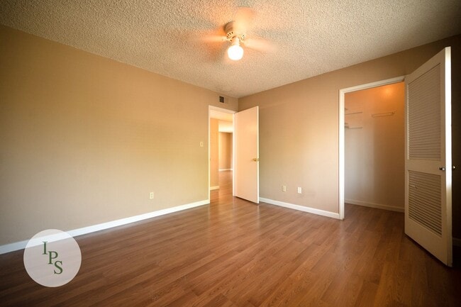 Building Photo - 5090 N Roosevelt Ave