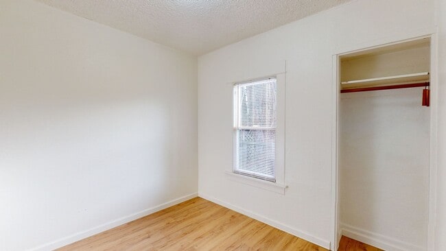 Building Photo - Charming Two Bedroom In the Heart of Downtown Kent !