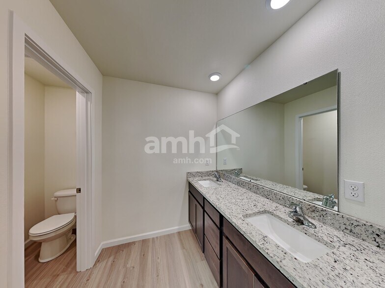 Building Photo - 1311 W 15th Ave