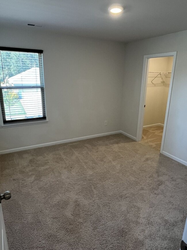 Building Photo - Spacious 5 Bed home in East Charlotte