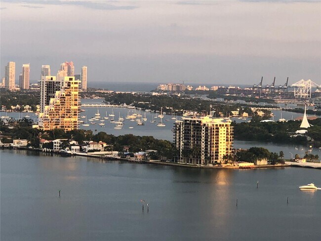 Building Photo - 2020 N Bayshore Dr