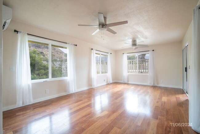 Building Photo - 3 bd / 2 ba Upstairs Unit in a Triplex