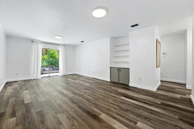 Building Photo - 1706 Elmhurst Dr
