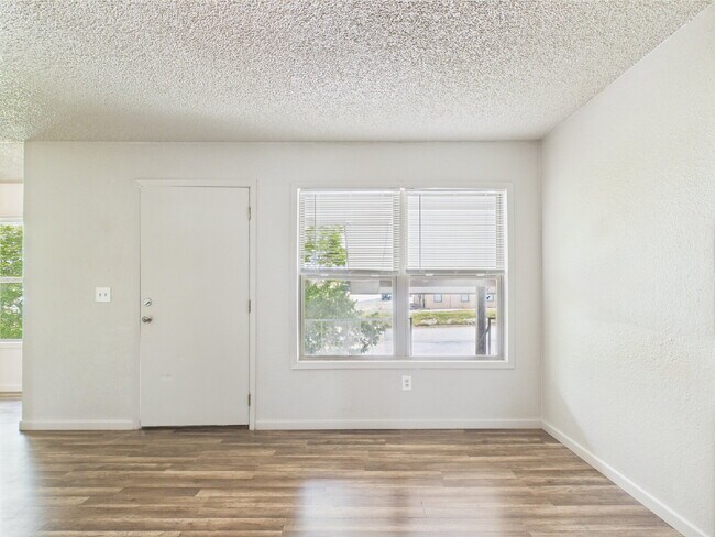 Building Photo - Upstairs 2/1