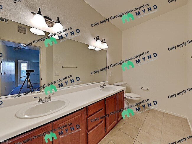 Building Photo - 3400 Cabana Dr