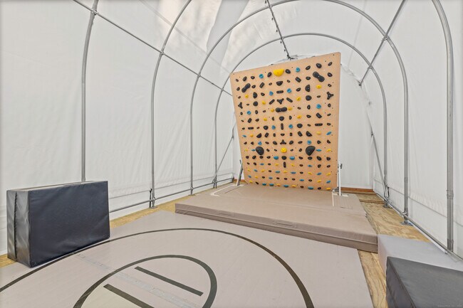 Building Photo - 945 Oenoke Ridge