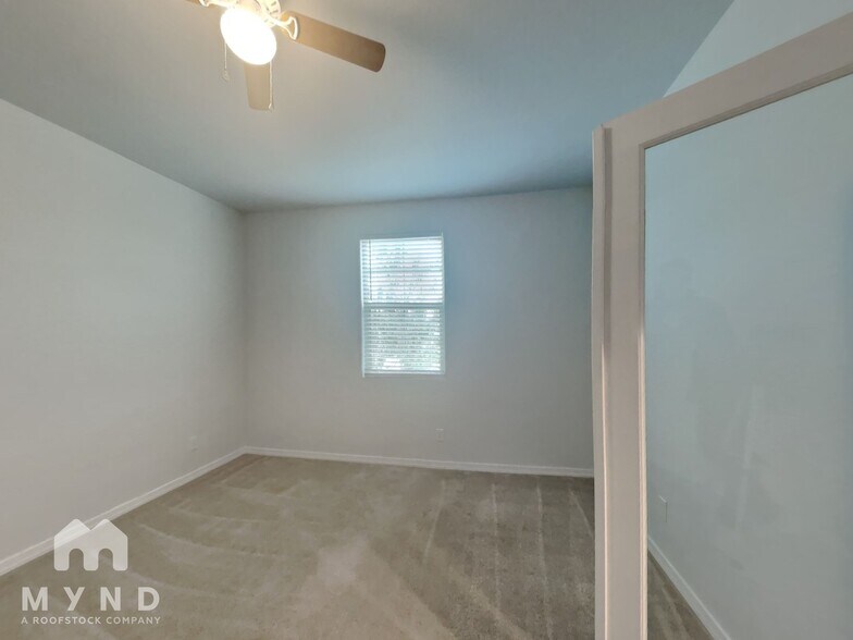 Building Photo - 815 N 109th Dr