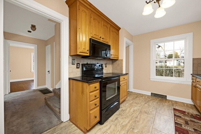 Building Photo - 109 W Poplar St