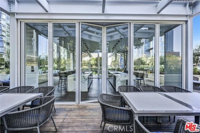 Building Photo - 877 Francisco St