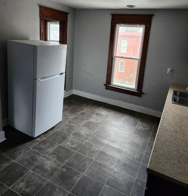 Building Photo - 2047 W 6th St