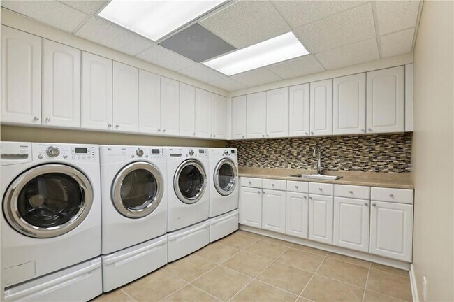 Building Photo - 1965 W Wesley Rd NW