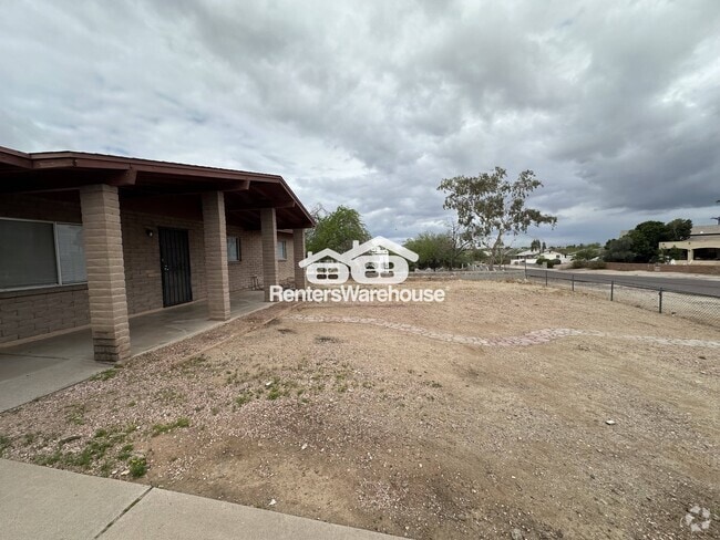 Building Photo - 1427 E Paseo Way