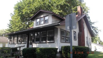 Building Photo - Available August! 4/5BR, 2BA Campus and B...