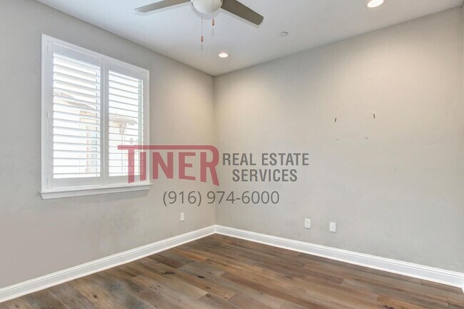 Building Photo - Huntington Sierra Oaks Gem with Fabulous A...