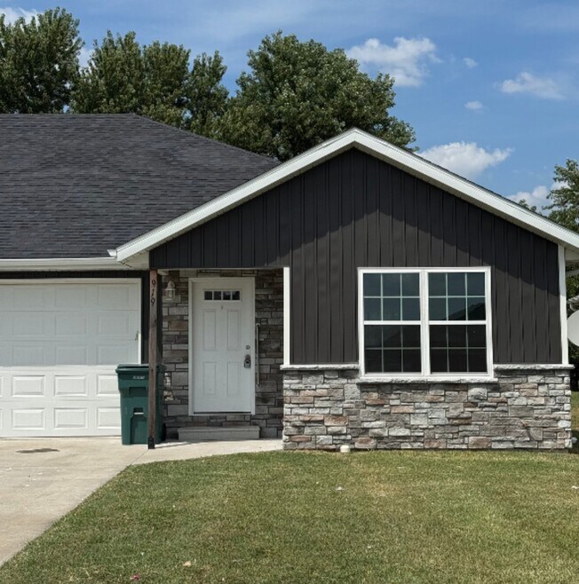 Building Photo - 919-921 W Stewart St