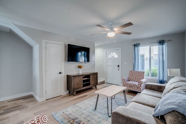 Building Photo - Prime Location - 2-bedroom, 1.5-bath townhome in Central Scottsdale!