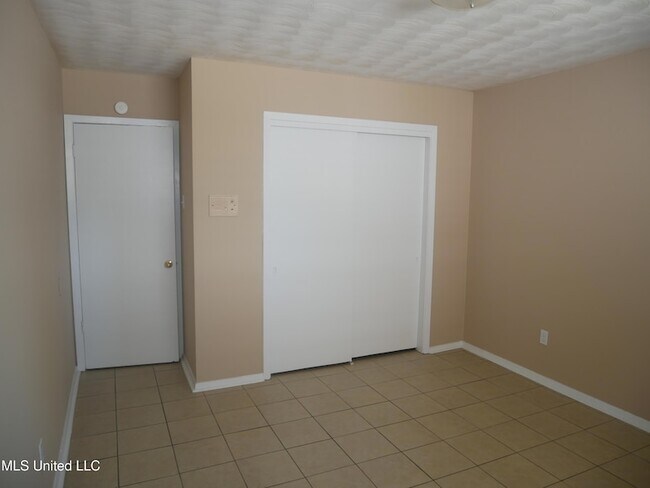 Building Photo - 1416 Vicksburg Dr