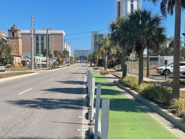 Building Photo - 2 Bedroom Coastal Convenience