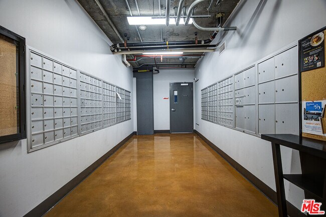 Building Photo - 645 W 9th St